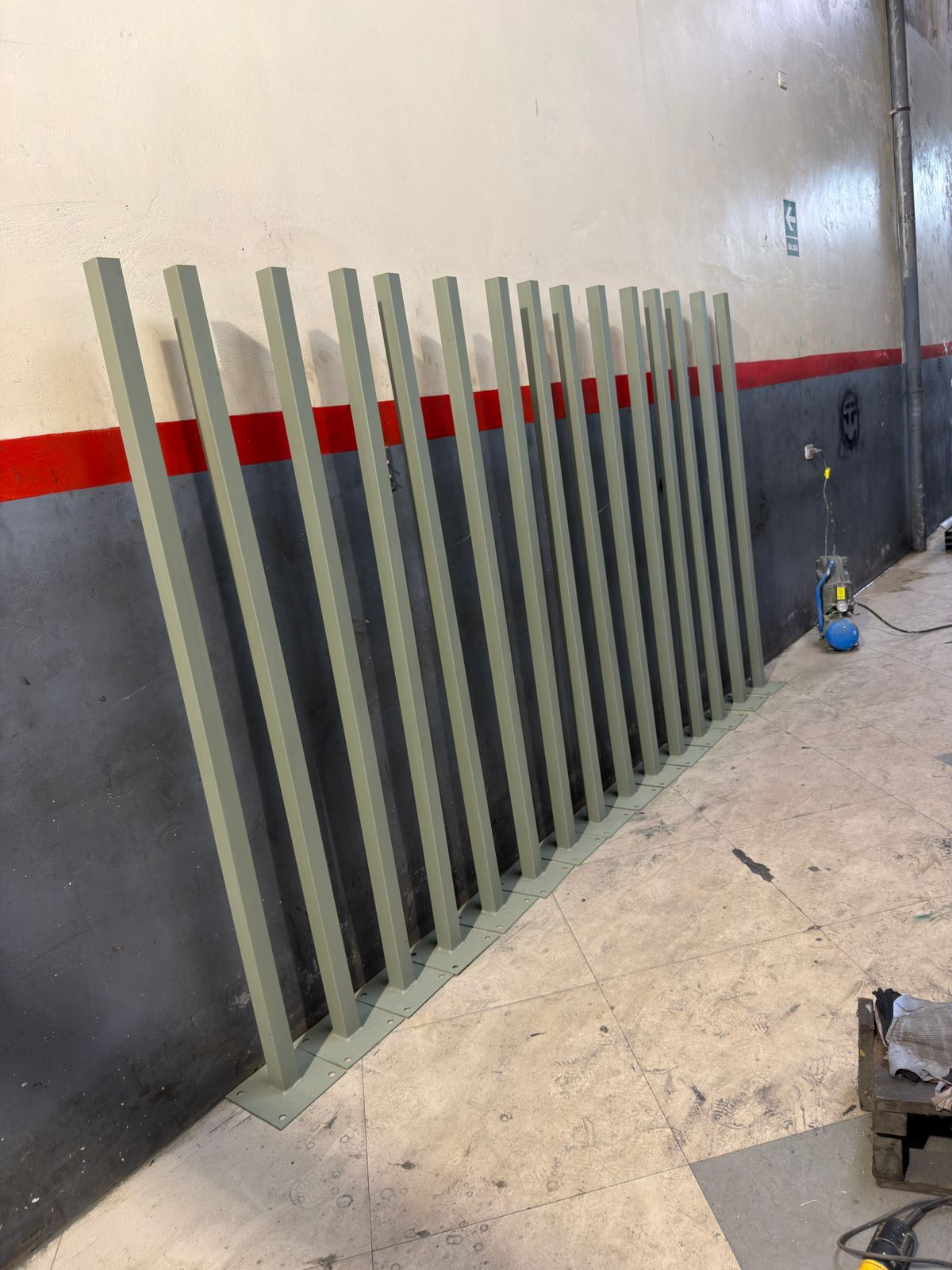 Postes metálicos con placas de base