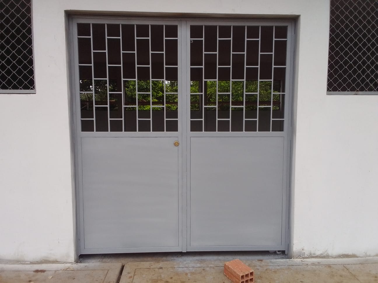 Puerta metálica de doble hoja