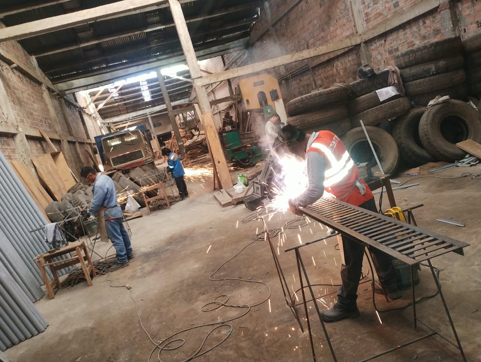 Trabajo de soldadura y fabricación en taller